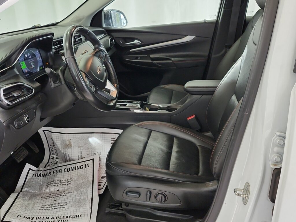 M9502-2023-Bolt-White-Interior-front.jpeg