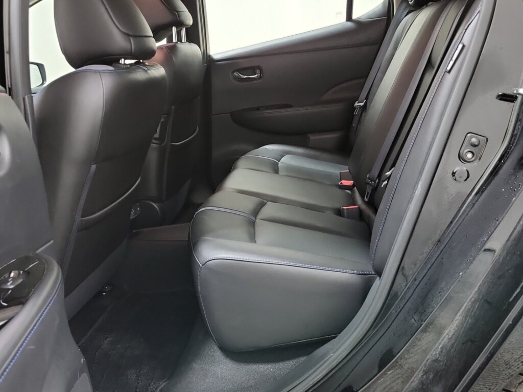 M9521-Interior-rear-seats.jpeg