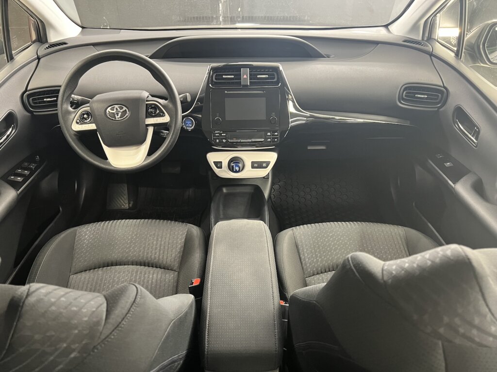 M9537-2016-Toyota-Prius-Grey5.jpeg
