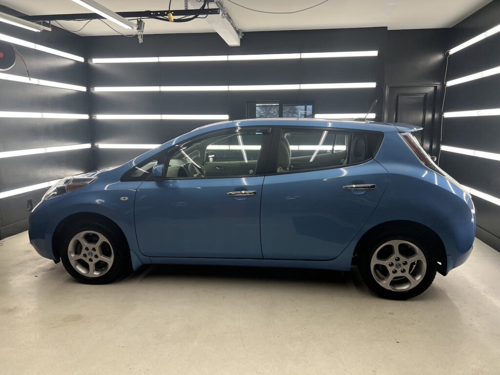 M9538-2011-Nissan-Leaf-Blue2.jpeg