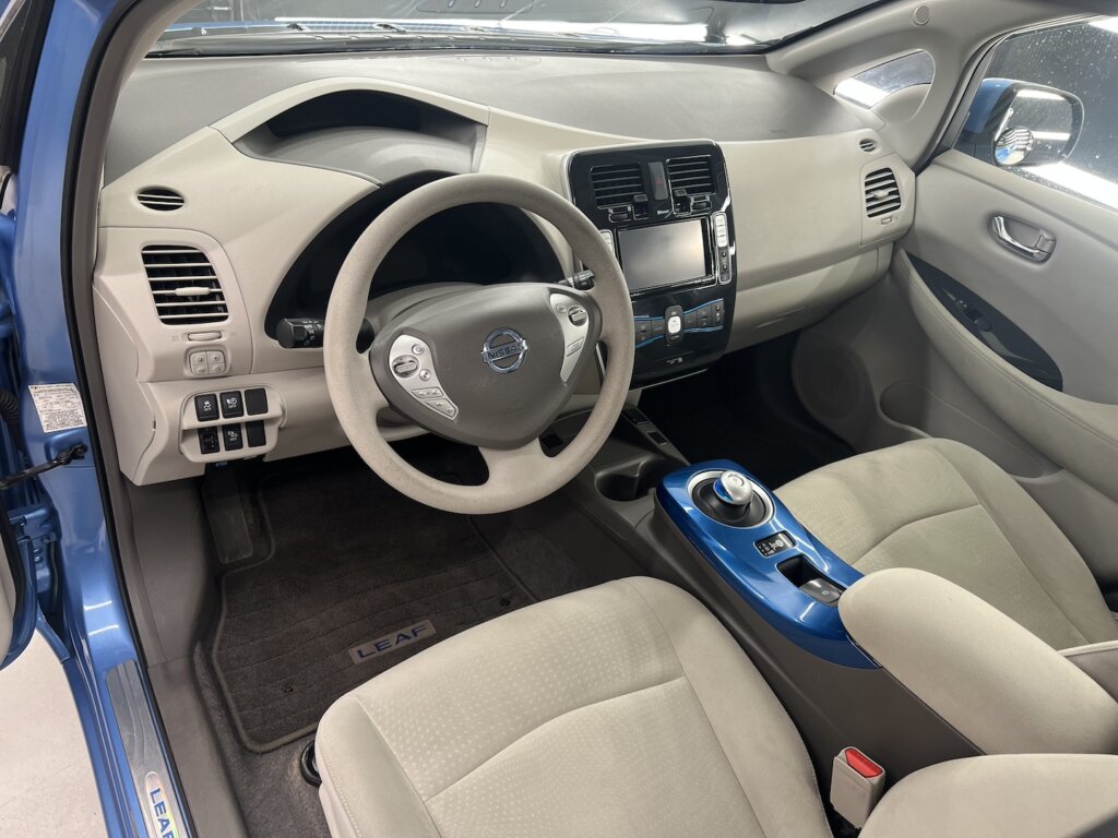 M9538-2011-Nissan-Leaf-Blue3.jpeg