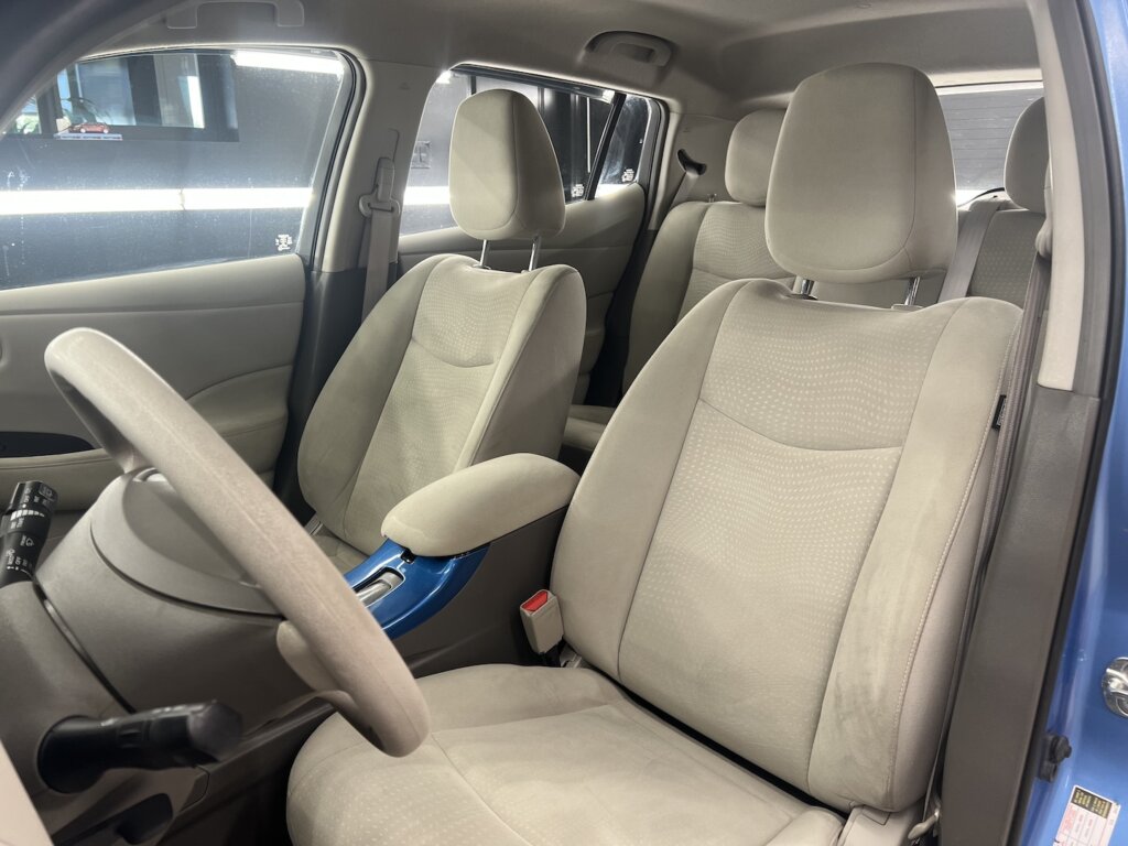 M9538-2011-Nissan-Leaf-Blue4.jpeg